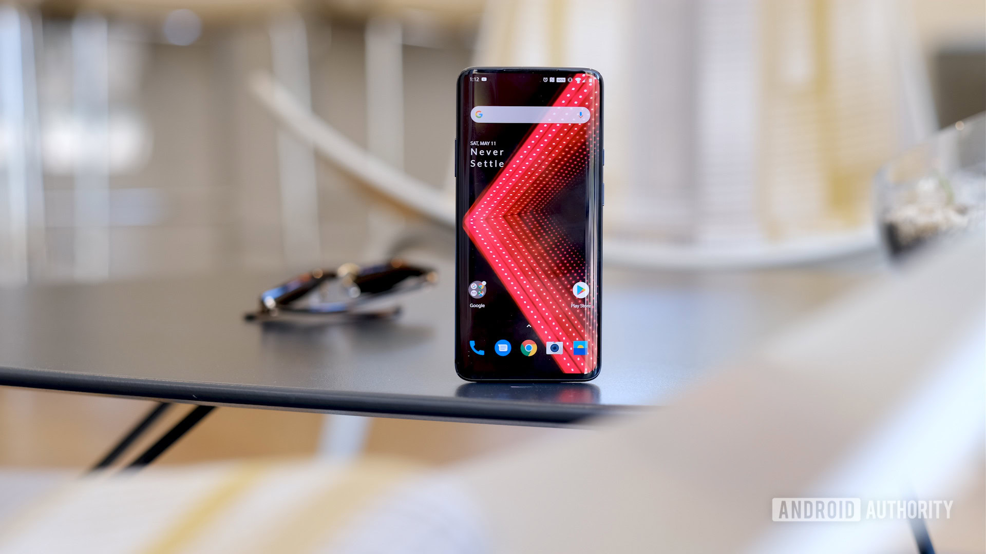 OnePlus 7 Pro alone on table screen OnePlus 7 Pro alone on table screen