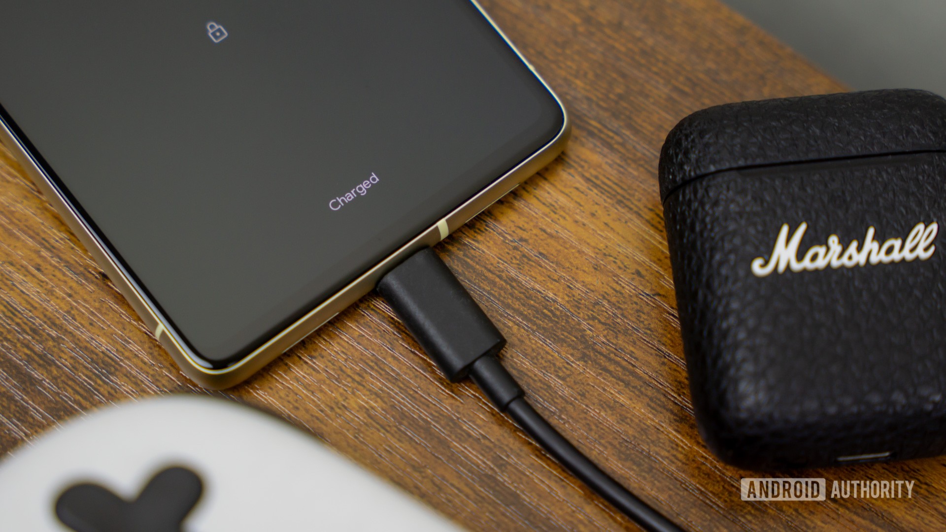 Google Pixel 7 smartphone charging stock photo (4) Google Pixel 7 smartphone charging stock photo (4)
