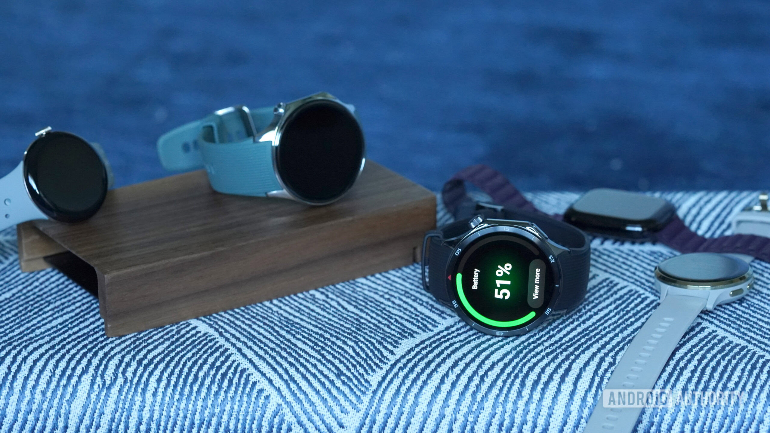 OnePlus Watch 3 alts A OnePlus Watch 3 rests alongside alternatives from the market.