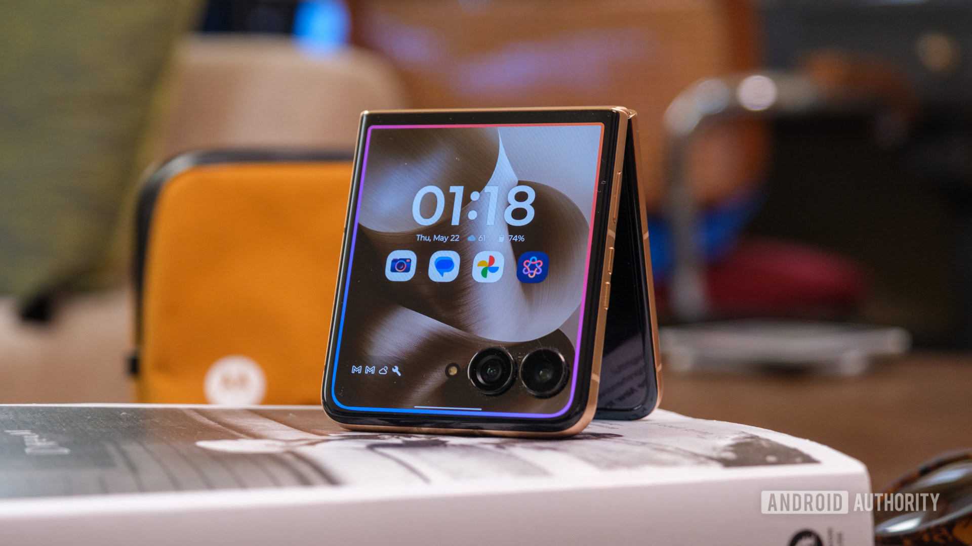 Motorola Razr Ultra tent mode ai rainbow Motorola Razr Ultra tent mode ai rainbow