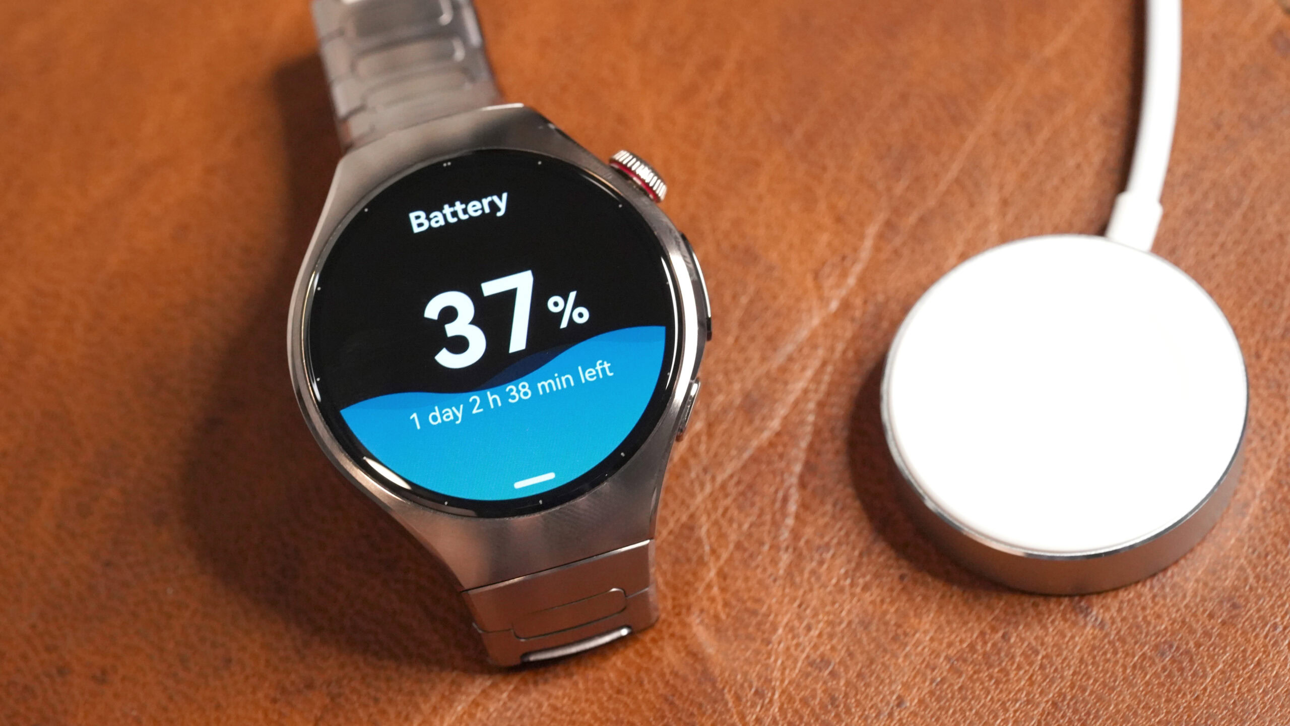 Huawei Watch 5 battery A Huawei Watch 5 displays the battery screen.
